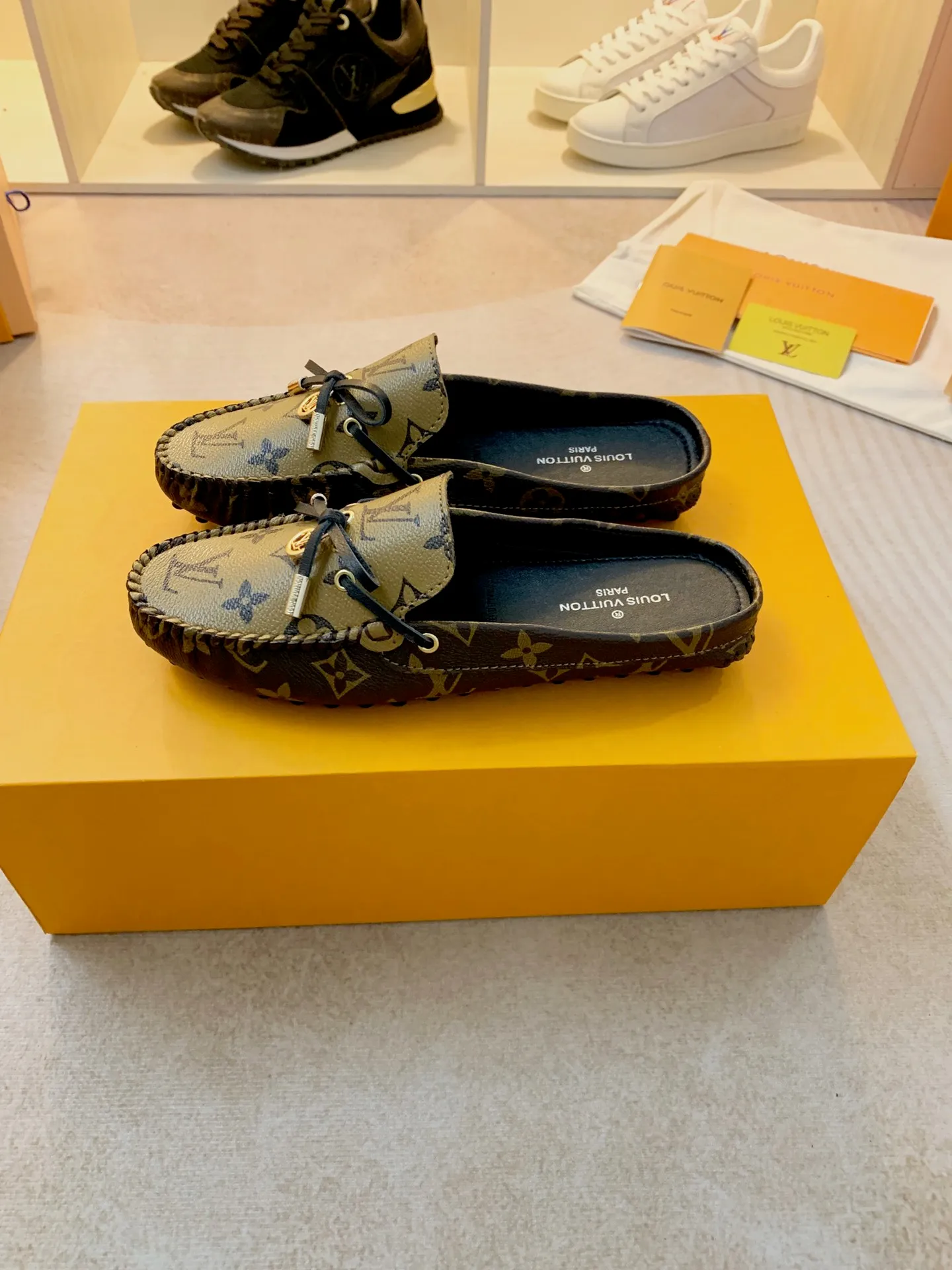 p460💰Couple model❤️🇫🇷 𝙇𝙤𝙪𝙞𝙨 𝙑𝙪𝙞𝙩𝙩𝙤𝙣 🇫🇷Louis Vuitton 2023 Classic𝓛𝓿 𝓣𝓻𝓪𝓲𝓷𝓮𝓻 Sports Series ➪➪➪¯ [Arizona Doudou Shoes Series] ▪️▪️▪️Arizona slip-on shoes are made of Monogram Eclipse canvas. Its hand-painted and dyed edges and hand-sewn uppers fully demonstrate Louis Vuitton's traditional shoemaking craftsmanship. This slip-on shoe is very lightweight. The integrated tongue and upper make it particularly comfortable and flexible. The soft outsole is equipped with rubber padding. Decorated with matching sash. Detailed features: ☑️Monogram Eclipse canvas ☑️Black Eclipse pattern ☑️Hand-painted shoe edges ☑️Hand-sewn uppers (each pair takes time to process) ☑️Integrated tongue and upper construction ☑️Outsole equipped with rubber lining ☑️size: 35_46